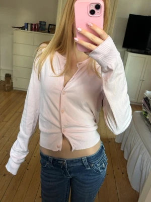 Ljusrosa kofta - Ljusrosa kofta från H&M i storlek S. Fint skick💕