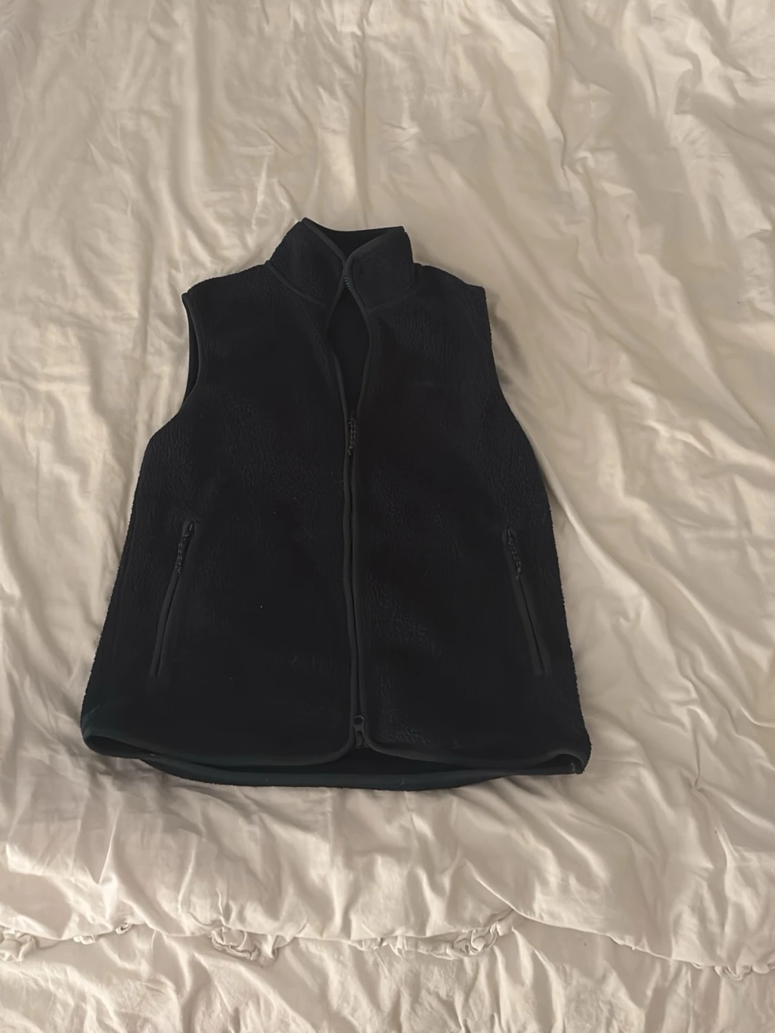 Mörkblå fleeceväst från Peak Performance