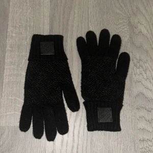 Riktigt snygga vantar med L mönstrar och andra mönstrar från zara - Riktigt sköna och varma vintervantar som håller händerna varma även under kalla dagar. Väldigt bra passform och hög kvalitet med en exklusiv känsla. Stilren design som passar perfekt till både vardag och finare outfits. Ett perfekt val inför vintern – både snygga och praktiska.