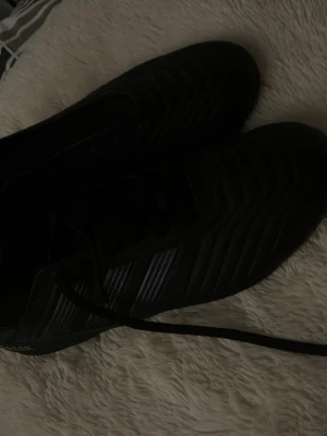 Adidas Predator fotbollsskor  - Säljer ett par Adidas Predator fotbollsskor i svart. Skorna är i mycket bra skick och knappt använda. Inga skador, dobbarna är i toppskick och sulan är nästan som ny.  En sak är att det saknas skosnöre på ena skon men annars är de i toppskick