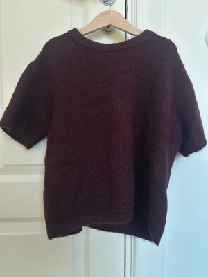 Vinröd stickad topp Gina Tricot - Vinröd stickad T-shirt från ginatricot. Helt oanvänd.