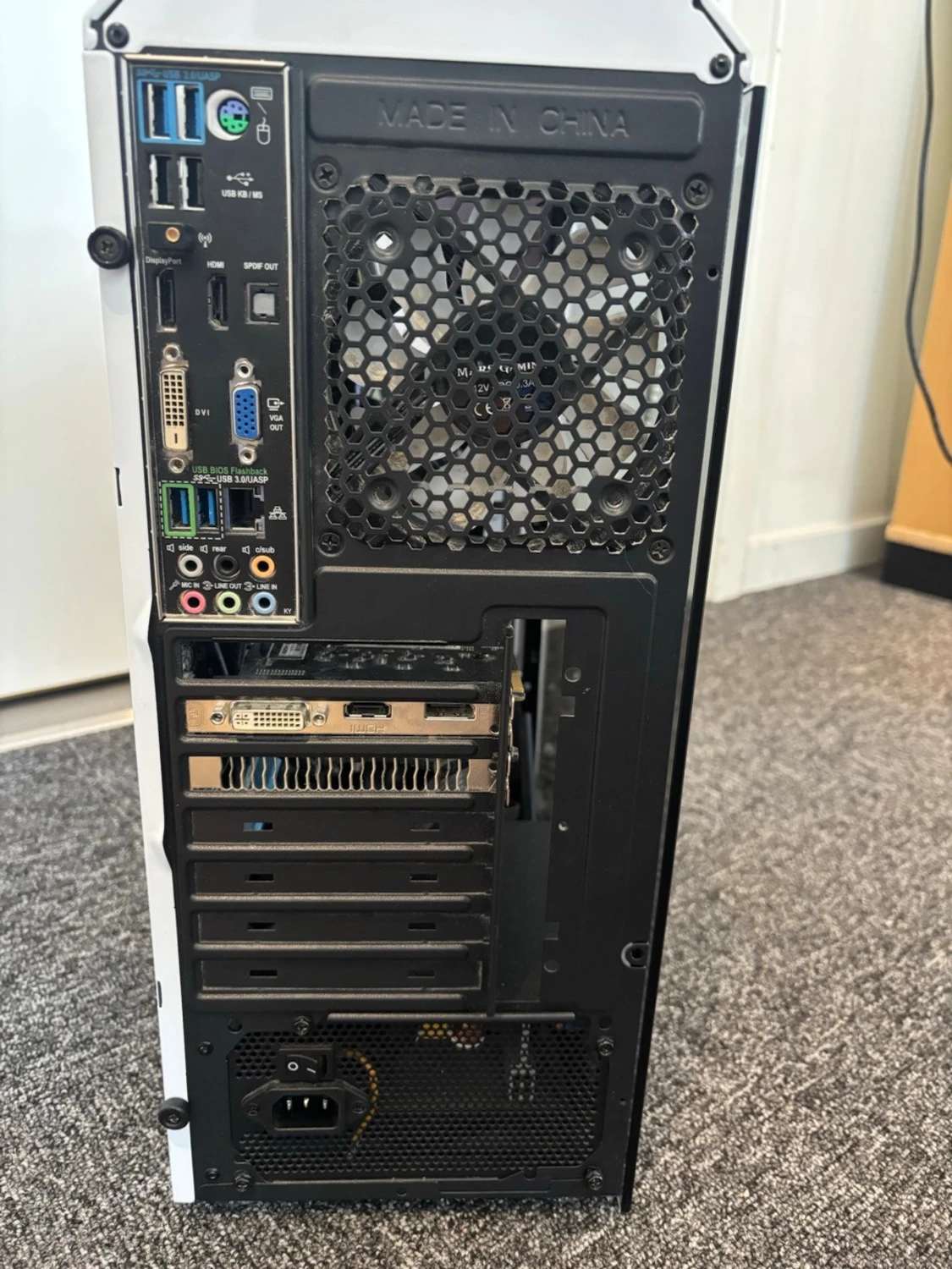 Vit stationär dator med glasfönster - 3