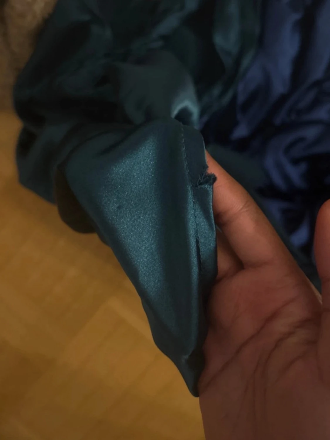 Lång blå satinklänning med öppen rygg - 3