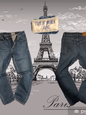Blå jeans från Tiger of Sweden - Säljer ett par klassiska blå jeans från Tiger of Sweden. Jeansen har rak passform, normal midja och är tillverkade i slitstark bomullsdenim. Perfekta för dig som gillar en tidlös och enkel stil.
