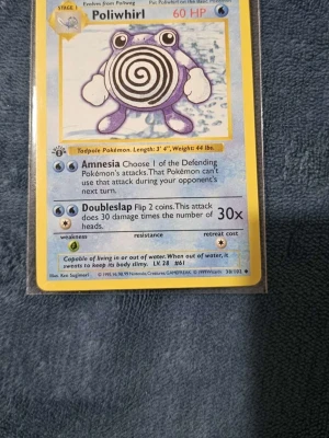 Poliwhirl #38 1st Edition  - Säljer ett original Poliwhirl Pokémonkort från Base Set, nummer 38/102. Kortet har blå och gul ram, klassisk design och är tryckt av Wizards of the Coast. Perfekt för samlare eller Pokémonfans som vill utöka sin samling.