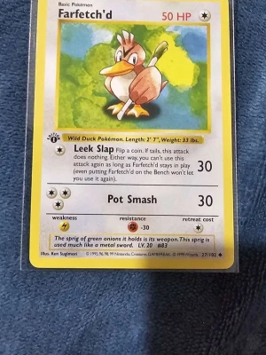 Pokémonkort #27 - Samlarobjekt! Ett original Pokémonkort från 1999 med Farfetch'd, gul ram och klassisk design. Kortet har illustration av Farfetch'd med purjolök och detaljerad text om attacker och egenskaper. Perfekt till Pokémon-samlingen eller som nostalgiskt inslag.