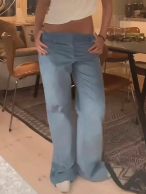 Lågmidjade manchesterbyxor  - Lågmidjade manchesterbyxor i så fin färg!! Sitter perfekt💙💙 prislapp kvar