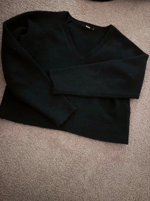 Mörkblå stickad tröja från BikBok - Mörkblå stickad tröja från BikBok med v-ringning i storlek xs!💗Går att ha off shoulder som på bilden och som vanligt. Inte använd jättemycket!