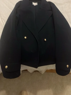 Svart kavaj med guldknappar - En vanlig navy kappa från Gina, har används men är i bra skick. Original pris är 350 kr Kontakta om intresse ❤️