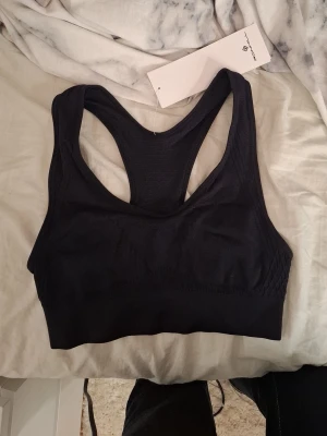 Svart sport-bh från Ronhill - Helt ny och oanvänd sport bh med lappen kvar. Säljer för att jag inte använder denna sorts modell.