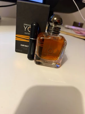 5ml sample Emporio Armani stronger with you - LÄS NOGGRANT!! Du får 5ml sample på stronger with you intensely inte hela flaskan. Jätte bra pris och skickar direkt, för mer frågor skriv till oss👍🏽