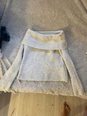 Ljusgrå off shoulder stickad tröja - Trendig tröja från Gina 