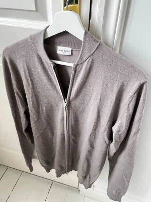 John Henric full zip  - John Henric full zip, 100% merino wool. Då den är väldigt mjuk och skön. Inga defekter och passar perfekt på modellen som är 180 cm 75 kg och bär storlek S. Kom med frågor ✌️