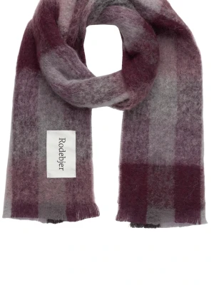 Rutig halsduk i ullmix från Rodebjer - Mysig halsduk från Rodebjer i en fluffig ullmix med breda rutor i vinrött, grått och lila. Stor vit logotyp-patch på ena sidan ger en cool detalj. Perfekt för att addera färg och värme till din outfit.