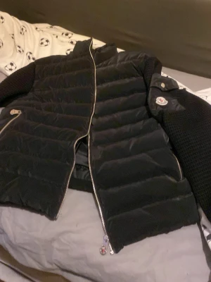 Svart dunjacka från Moncler - Snygg svart dunjacka från Moncler vi kan prata om pris och inga hål eller nåt