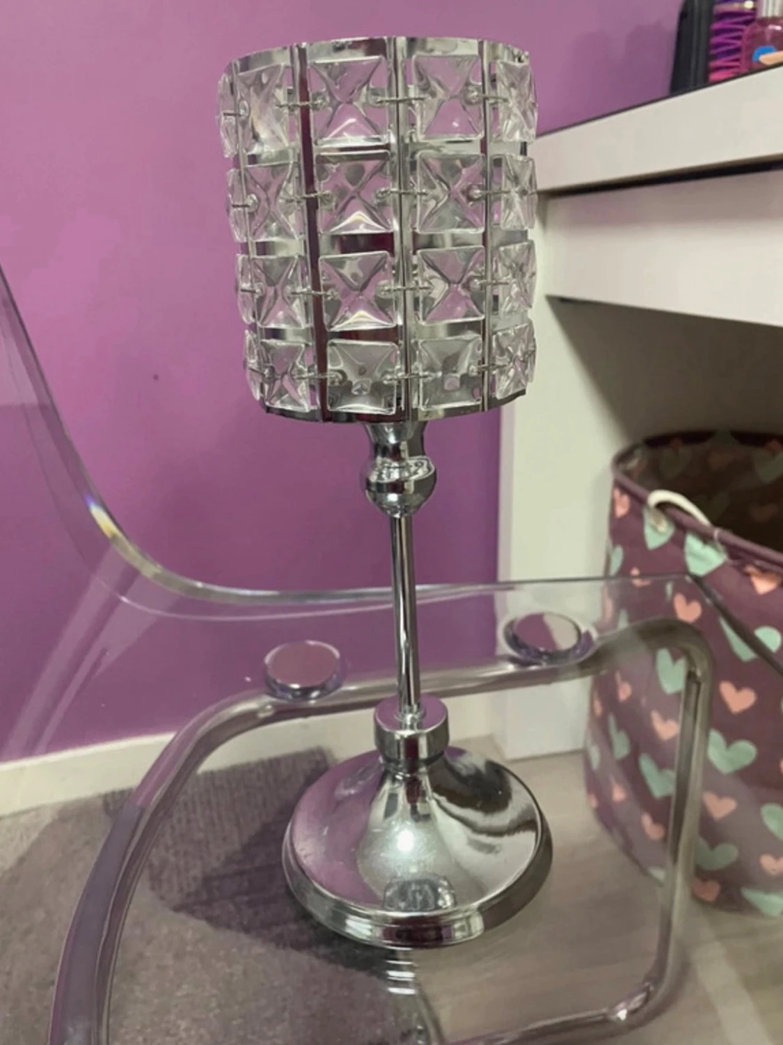 Silverfärgad ljushållare i kristallstil