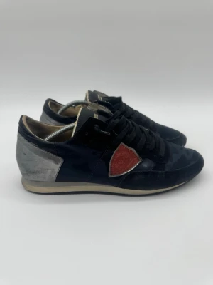 Philippe Model Trpz - Philippe Model Trpz. Skick 8,5/10. Storlek 42. Innersula 28 cm. Nypris ca 3 000 kr. Hör av dig vid frågor – Deluxecloset.