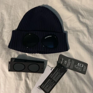 Mörkblå Cp company mössa - Säljer min fina Mörkblåa cp company mössa. Den är i väldigt gott skick och inga tecken på använding!
