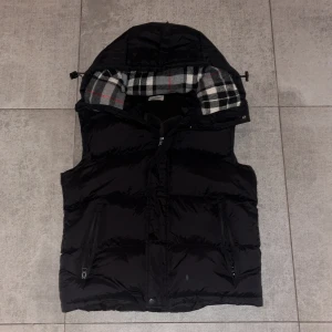 Burberry jacka/väst - Riktigt fin burberry jacka i storlek small men passar också medium det är en jacka som man kan ta av ärmarna på så du kan hålla dig varm på vintern men också de lite varmare årstiderna vid frågor hör av er/L