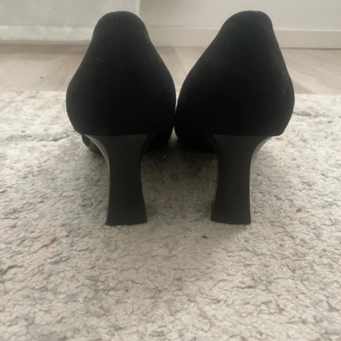 Svarta klackar med spetsig tå och gulddetaljer - 3