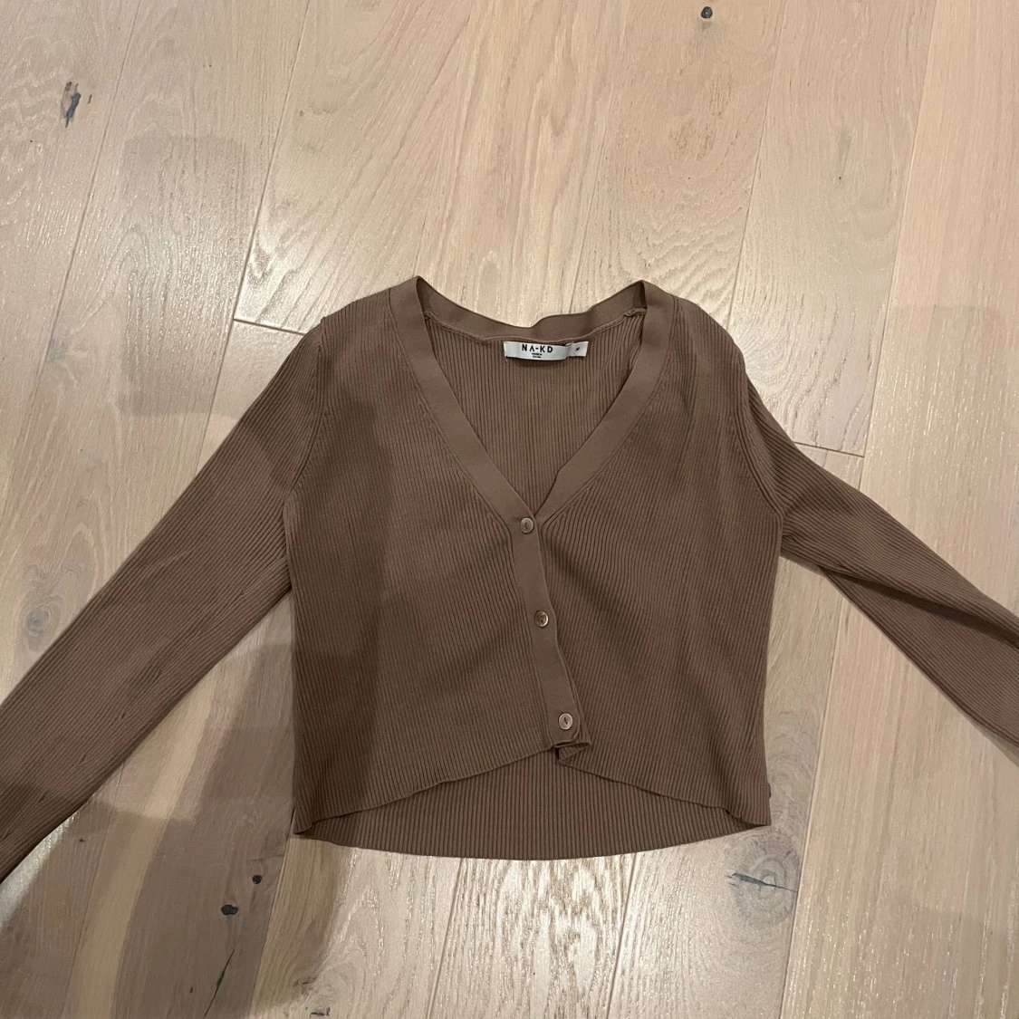 Beige croppad ribbad topp från NA-KD