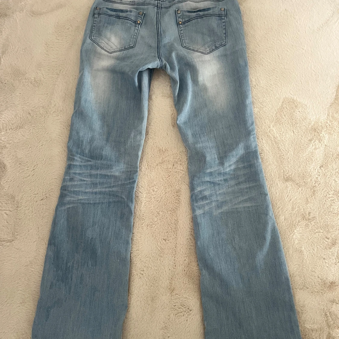 Ljusblå lågmidjade och utsvängda jeans - 3