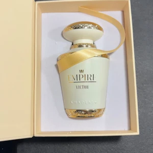 Empire Victor  parfym - Empire Victor från Khadlaj  är en blommig, fruktig gourmanddoft Toppnoterna är citron och bergamott; hjärtnoterna är karamell och jasmin; basnoterna är vanilj och mysk. Uppskattningsvis 80 ml  kvar av 100