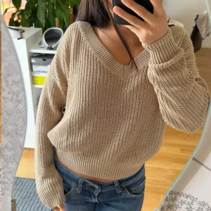 Beige stickad tröja  - Wosssiii🫶🏻🫶🏻