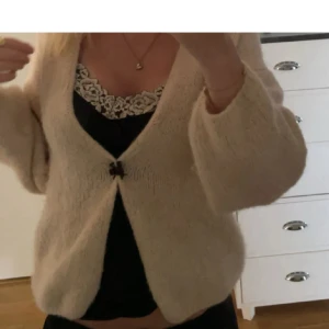 Slutsåld kofta!! - Superfin kofta i superfint skick!! Strl Xs-S, lite lite ljusrosa ser den ut som men den är beige i verkligheten!!💓💓