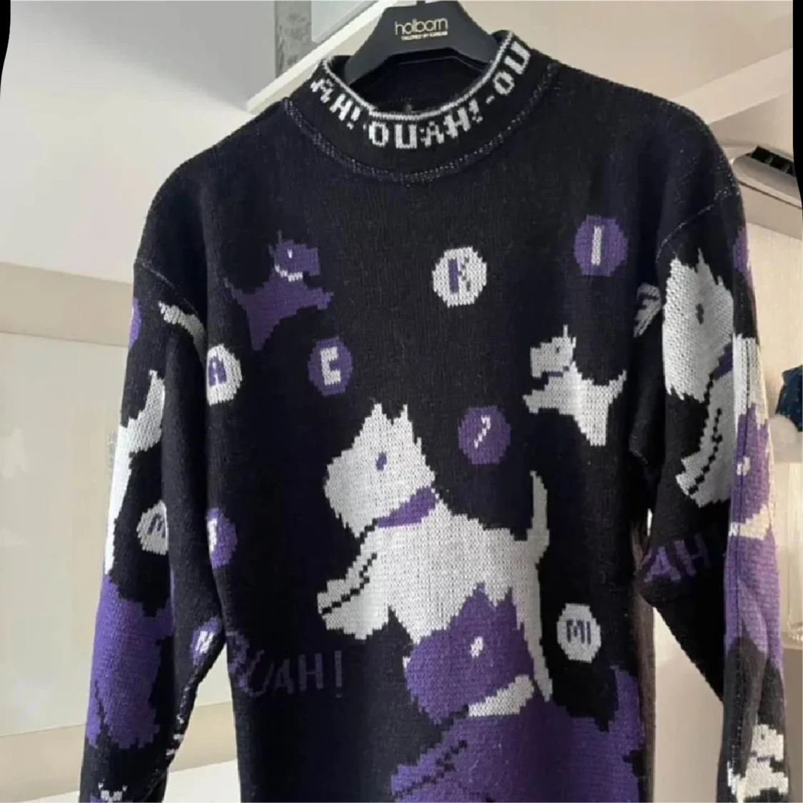 Svart stickad tröja med hundmotiv