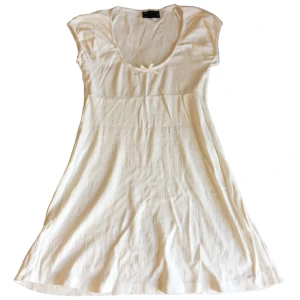 Hålmönstrad klänning coquette  - Så söt hålmönstrad klänning med rosett på!