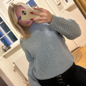 Stickad tröja ljusblå - Supermysig ljusblå stickad tröja med grov struktur och ribbade muddar. Tröjan har en relaxed passform och rund halsringning, perfekt för lager på lager under kyliga dagar. Storlek S men passar även en M🌸🌸💖💖