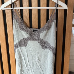 By Marlene Birger  - Linne från by Marlene Birger i jätteskönt material och spets. 