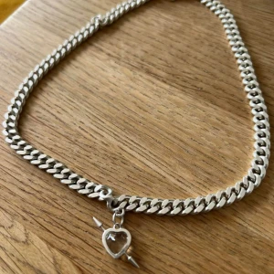 SÖKER Rebel Love on Faceted silver - SÖKER efter Maria Nilsdotters ”Rebel Love on Faceted silver” halsband! 🌸🌸