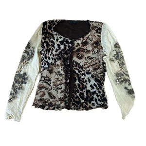 Y2K Leopard mönster topp🐆 - Inköpt på Humana Stockholm, sitter tight på mig som är storlek S. Inte så stretchig så den passar nog inte större storlekar. Kontakta mig vid frågor😊