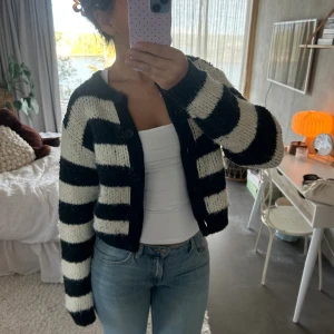 Mörklblå randig kofta från Zara - Supersnygg stickad kofta från Zara!! Aldrig använd men ingen lapp kvar🩷🩷I mörkblå färg och säljer då jag inte använder längre