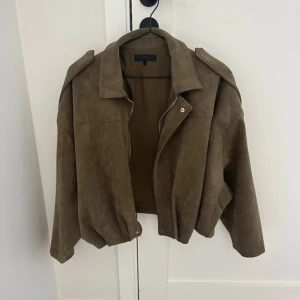 Olivbrun mockajacka från Zara - Trendig jacka från Zara använd 3 gånger jätte fin pris kan diskuteras