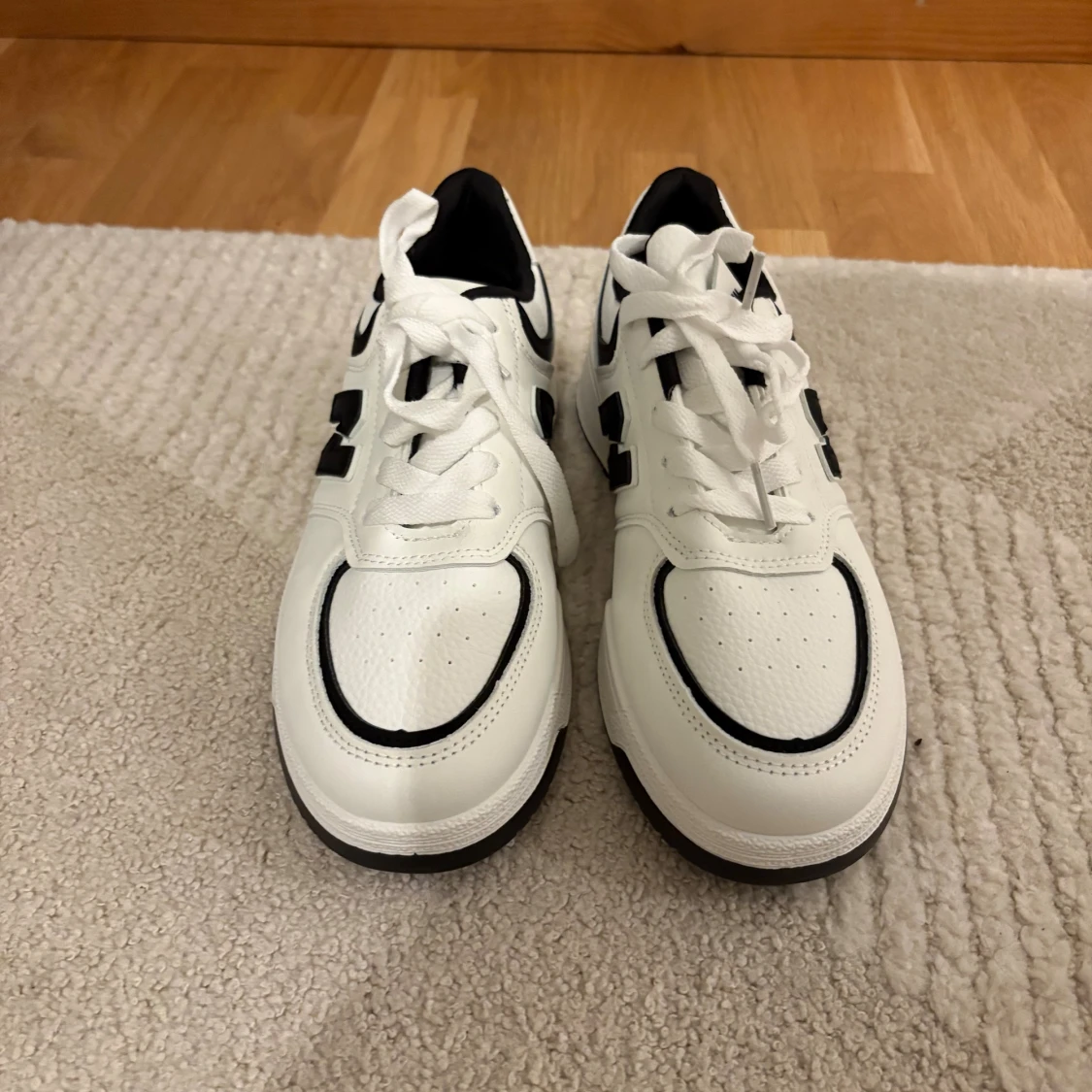 Vita och svarta sneakers New Fashion - 2