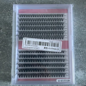 Mixade lösögonfransar i svart - Ett set med mixade individuella lösögonfransar i svart, längder från 9 till 16 mm och tjocklek 0,07 mm. Fransarna är i D-böj och kommer i en praktisk plastask. Perfekt för att skapa volym och längd på fransarna.