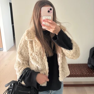 Fluffig Trekvartsärmad jacka - Supermjuk och fluffig beige pälsjacka i syntetmaterial. Skriv för fler bilder!!!