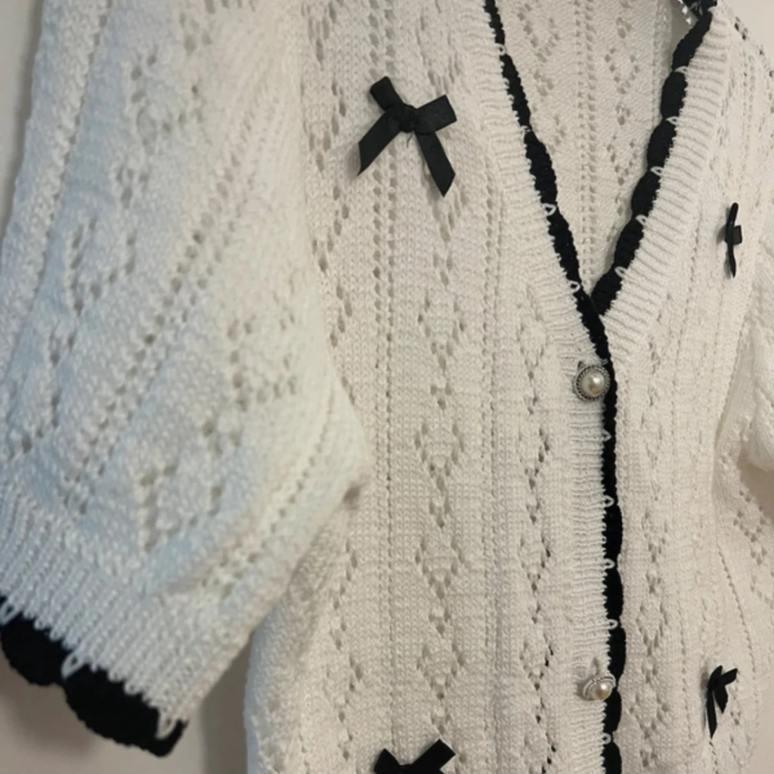 Vit stickad kofta med svarta rosetter - 4