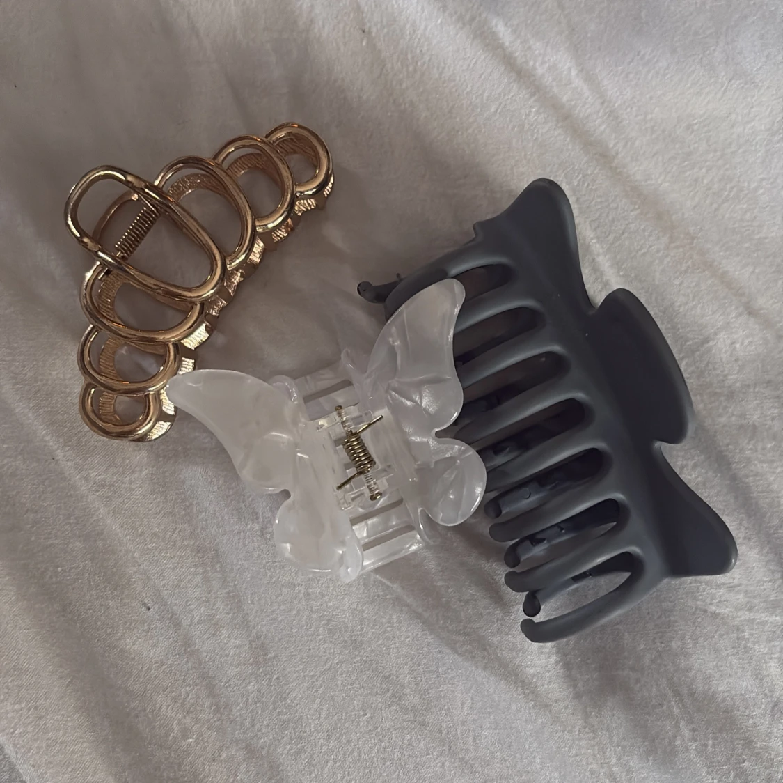 Tre hårklämmor i olika färger