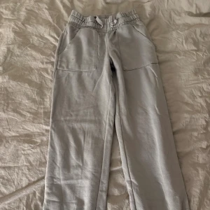 Grå mjukisbyxor  - Mjukis me fickor där bak 