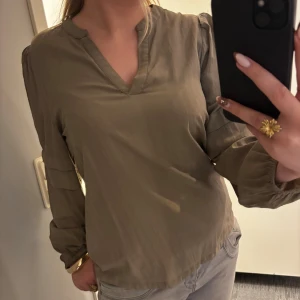 Blus - Skit snygg blus i färg khaki/olivgrön. 