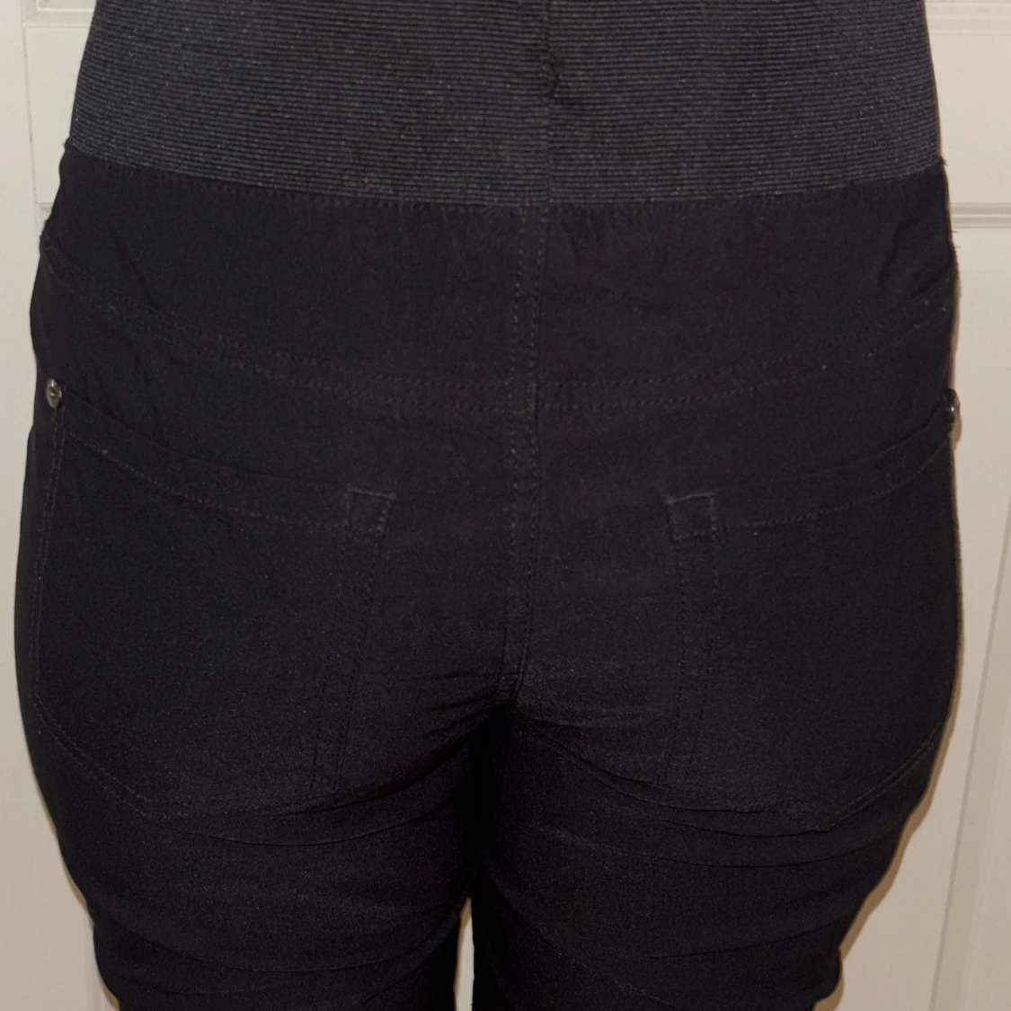 Svarta trekvartsbyxor från Freequent - 1