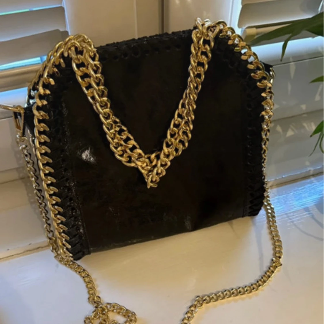 Svart axelväska med guldkedja från Italien