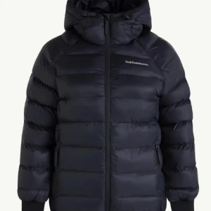 Peak performance jacka - Säljer en svart dunjacka från Peak Performance i mycket bra skick. Jackan är perfekt för vintern med sin varma och puffiga design. Den har en dragkedja framtill och en luva. Den är använd men har inga fel alltså i bra skick! Ordinarie pris 3199