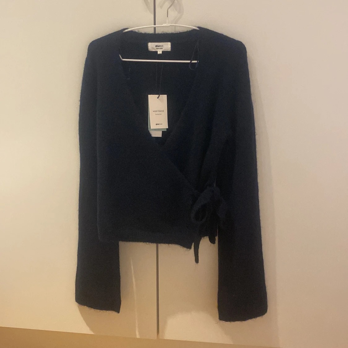 Mörkblå omlottkofta från Gina Tricot