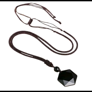 Svart halsband med hexagonformad sten - .