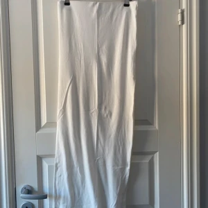 Vit långkjol från Bershka - Väldigt populär och många är intresserade. Säljs snabbt, så skynda att köpa. Först till kvarn!  Stilren och elegant långkjol med en fin slits. Kjolen är 88 cm lång och kan bäras både lågmidjat och högmidjat, beroende på vilken look du vill ha. Perfekt för både vardag och fest! Säljer då den inte kommer till användning.  Vänligen läs min bio innan du gör ett köp; där hittar du bland annat information om leveransprocessen med mera 😊  #bershka #kjol #vitkjol #slits #fashion #stilrent #stockholmstyl